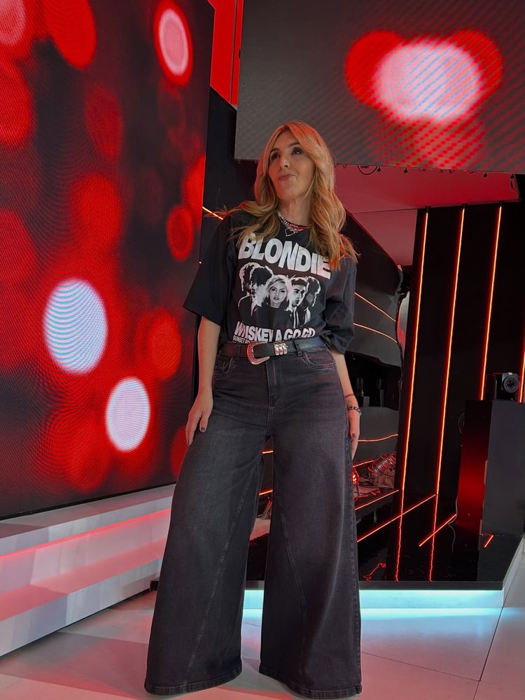 Karina Iavicoli se sumó a la tendencia "band tee" y apostó por un look estilo rocker