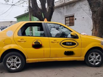 Asalto a un taxista en Córdoba: lo engañaron con un viaje, lo golpearon y terminó chocando contra un árbol