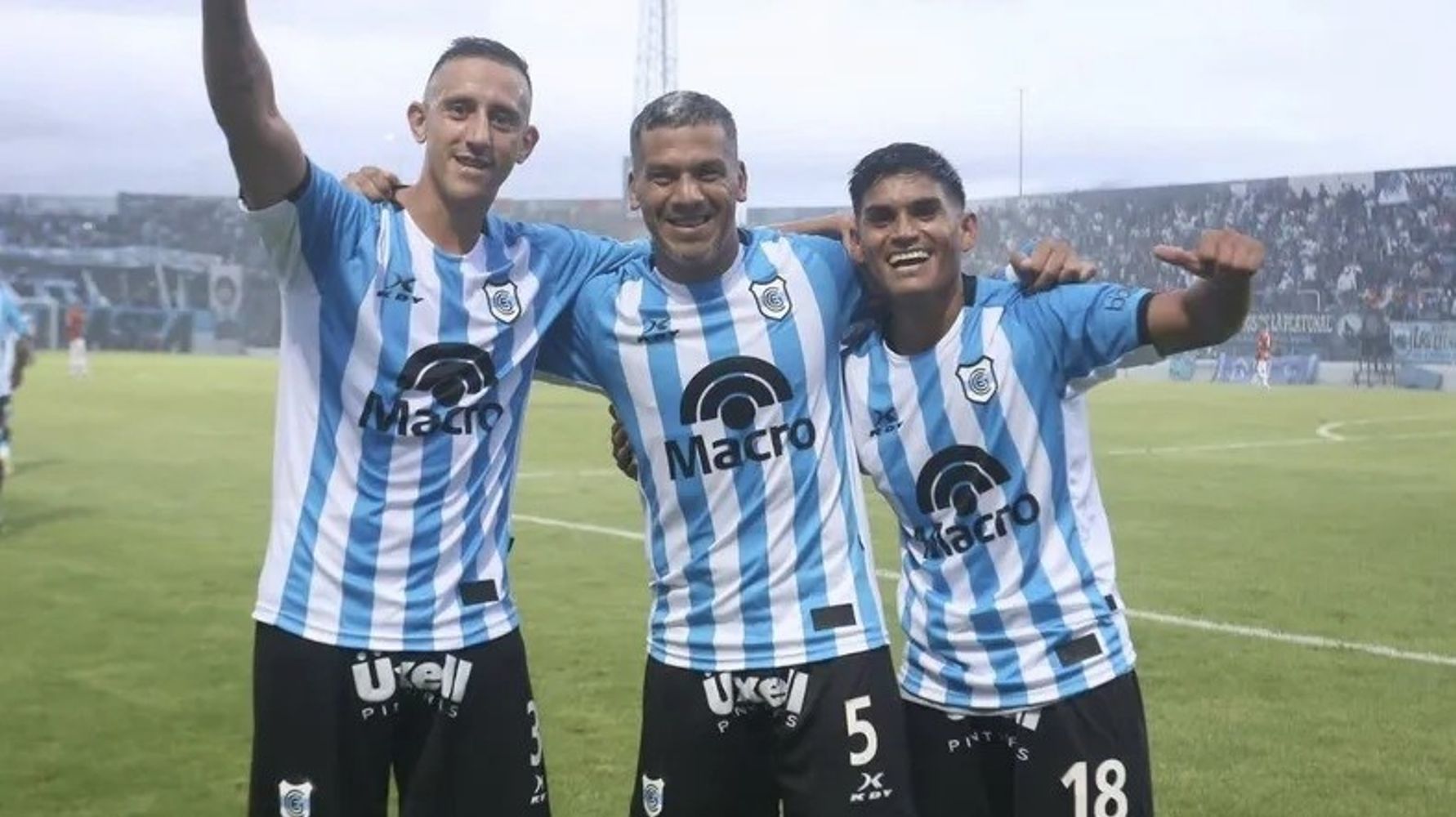 El último enfrentamiento entre "lobos" y "patrones" terminó con victoria jujeña: fue 2 a 0 en el “23 de Agosto”, con goles de Guillermo Cosaro y Hugo Soria -en la imagen al centro, flanqueado por Emiliano Endrizzi y Mauro Cachi-.