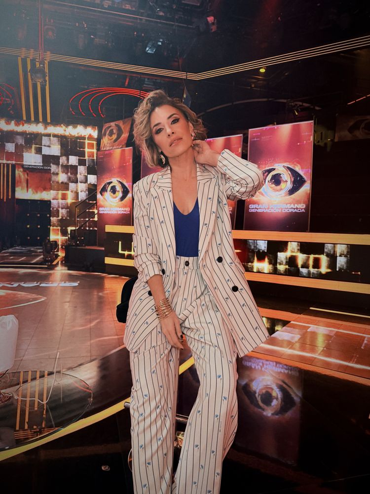 Mariana Brey se adelantó a la tendencia de la próxima temporada y dio cátedra de estilo con un traje sastrero con rayas