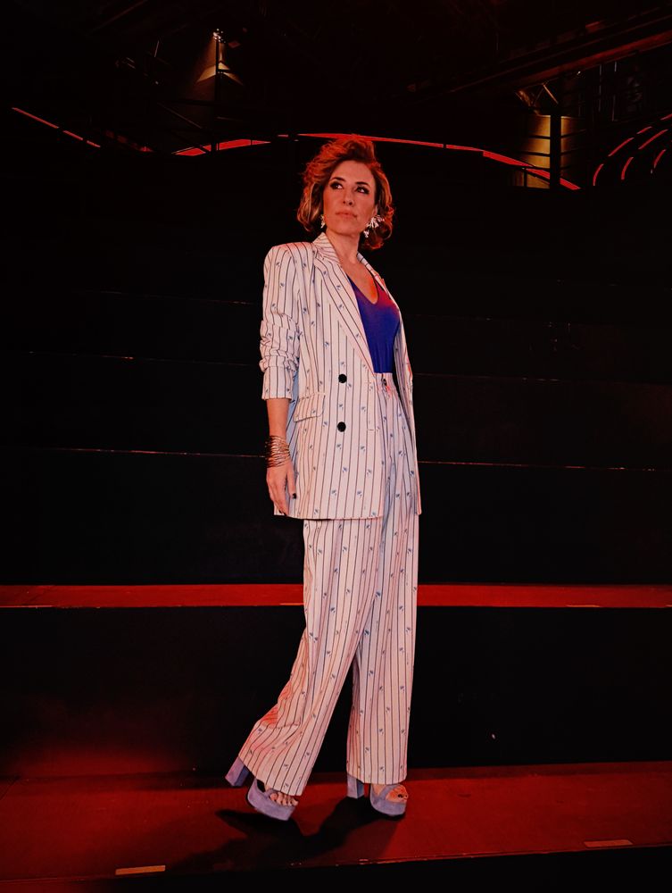 Mariana Brey se adelantó a la tendencia de la próxima temporada y dio cátedra de estilo con un traje sastrero con rayas