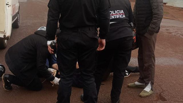 Buscan en Eldorado a un automovilista que chocó a una motociclista y huyó.