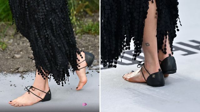 La actriz Margaret Qualley sorprendió al llevar uno de los diseños más arriesgados de Chanel, que deja gran parte del pie completamente al descubierto.