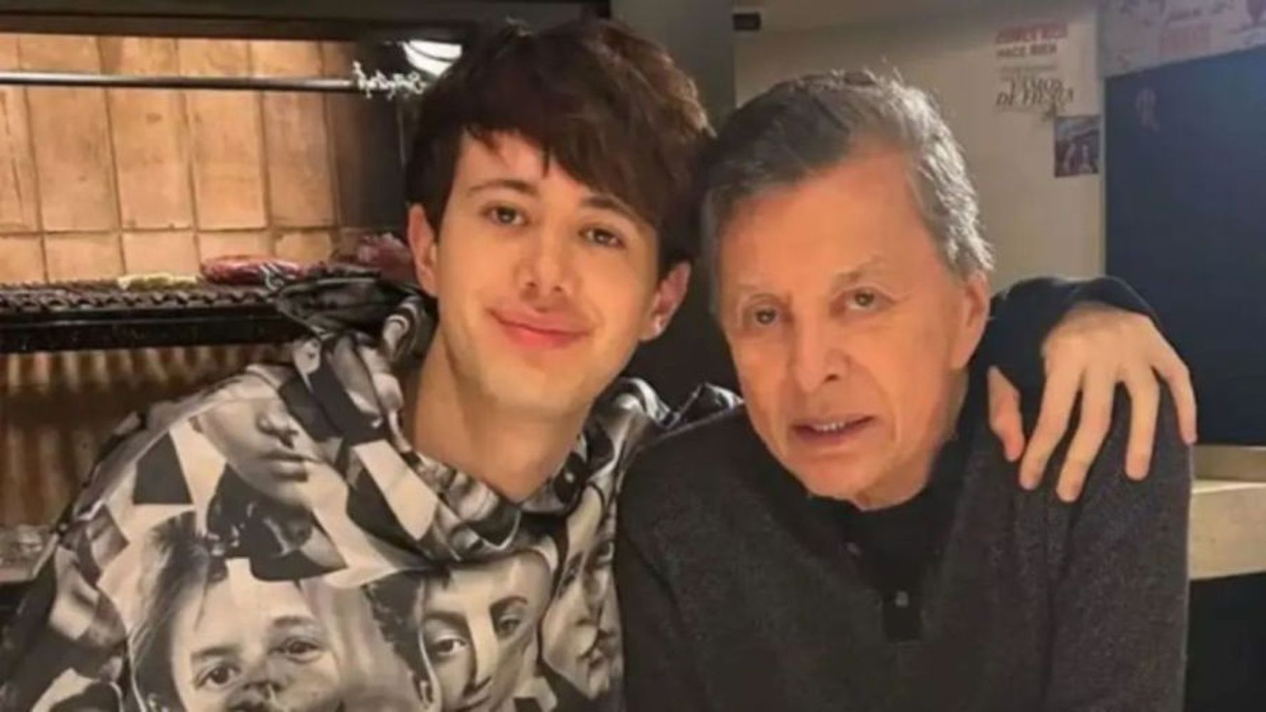 Dante junto a su abuelo Palito Ortega.
