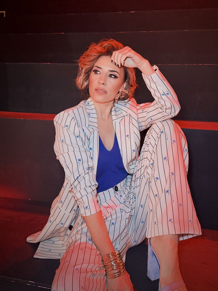 Mariana Brey se adelantó a la tendencia de la próxima temporada y dio cátedra de estilo con un traje sastrero con rayas