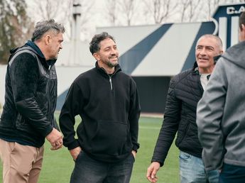 Históricos de Talleres llevaron un mensaje al plantel y a Fassi; y hubo reclamo de un grupo de hinchas