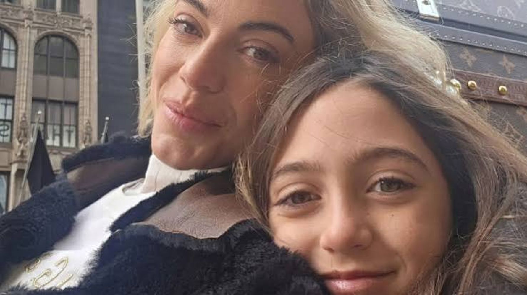 Emilia Attias y su hija.
