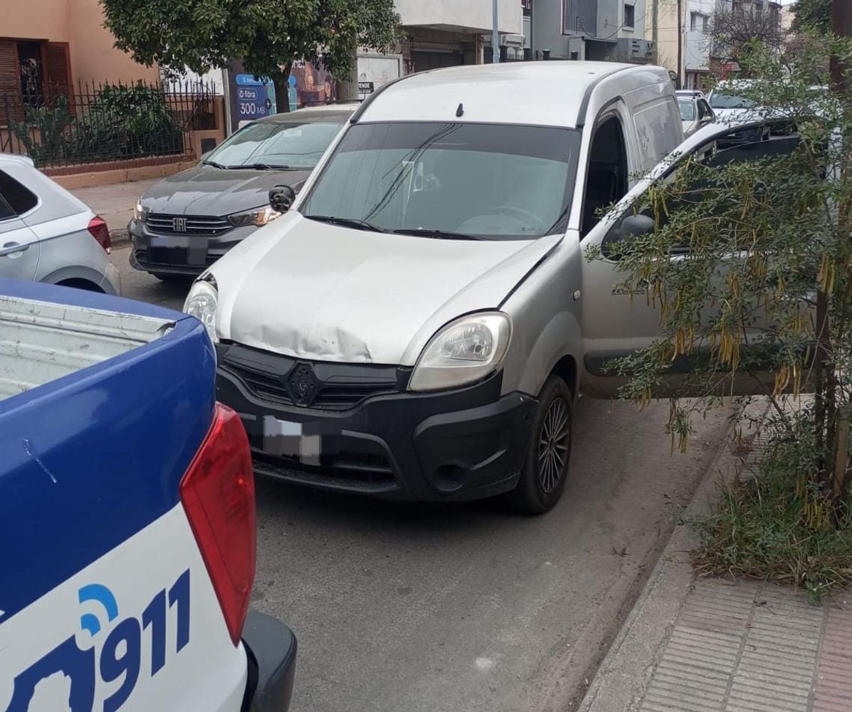 Robo de auto de alquiler en Córdoba.