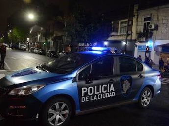 Cuatro delincuentes quisieron robarle el auto a una pareja de policías y fueron baleados: murieron tres y uno quedó detenido