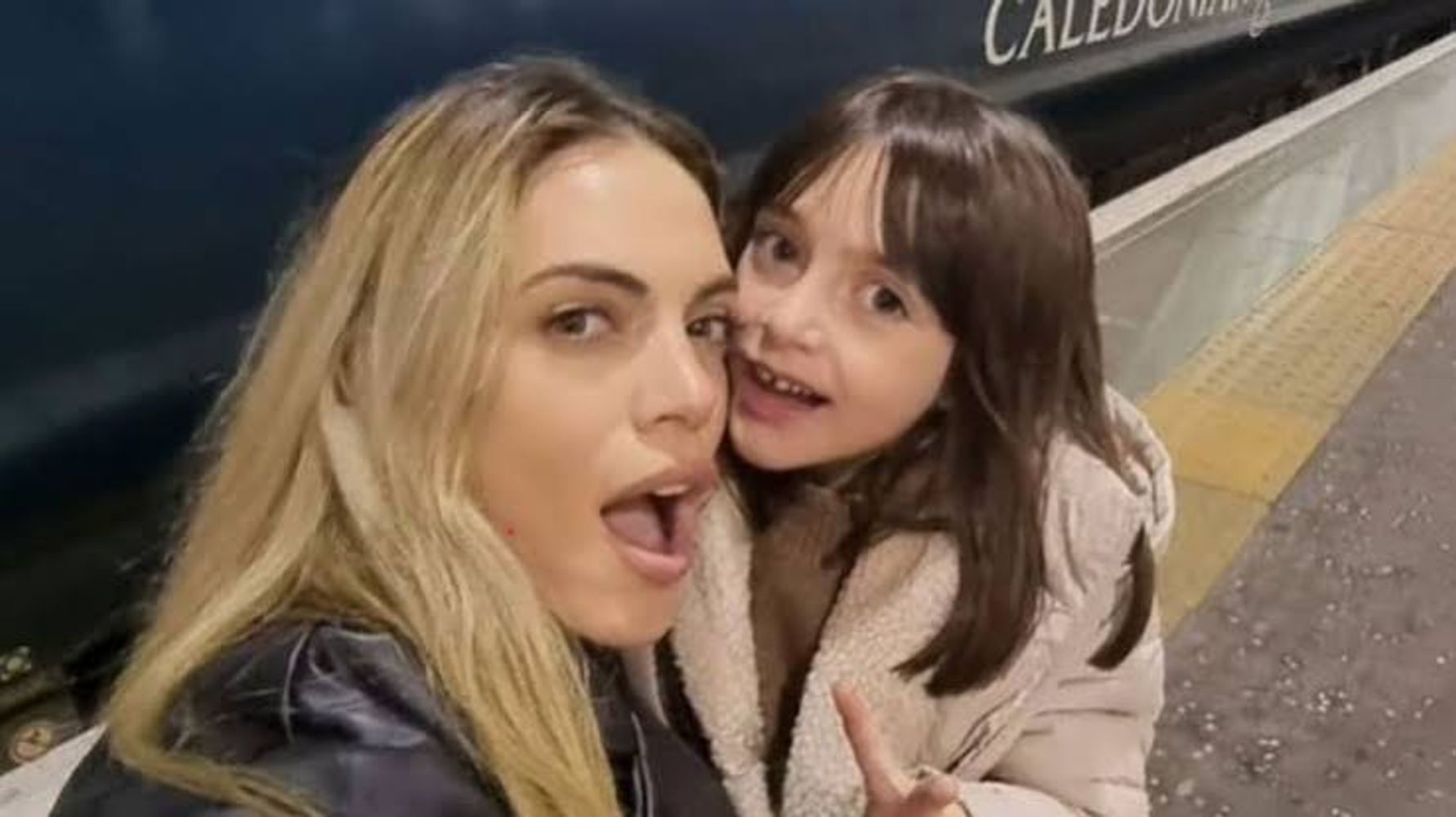 Emilia Attias y su hija.