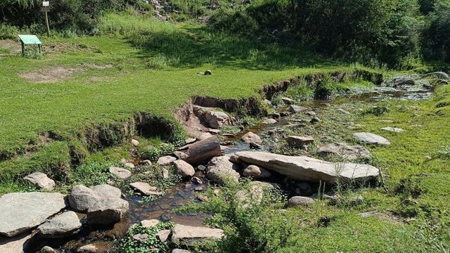 El sendero Naguan Tica recorre un entorno de bosque nativo, arroyos y formaciones rocosas en Huerta Grande.