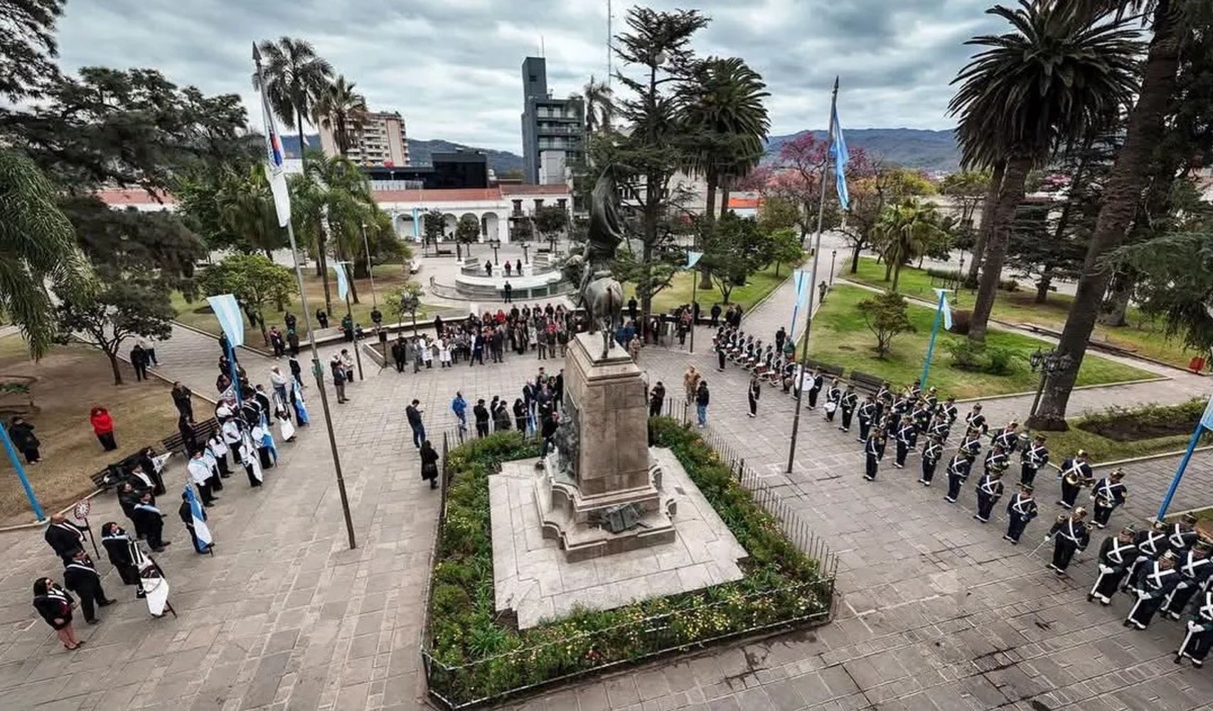 El acto en la plaza Belgrano reunió a instituciones educativas, fuerzas de seguridad, agrupaciones gauchas y vecinos que cada año acompañan esta fecha histórica vinculada al sacrificio del pueblo jujeño durante la lucha por la independencia argentina.