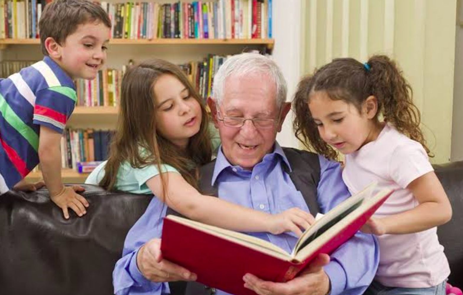 La psicología dice que las personas mayores de 60 años que repiten las mismas historias constantemente no están perdiendo la memoria, sino que seleccionan qué versión de sí mismas quieren conservar