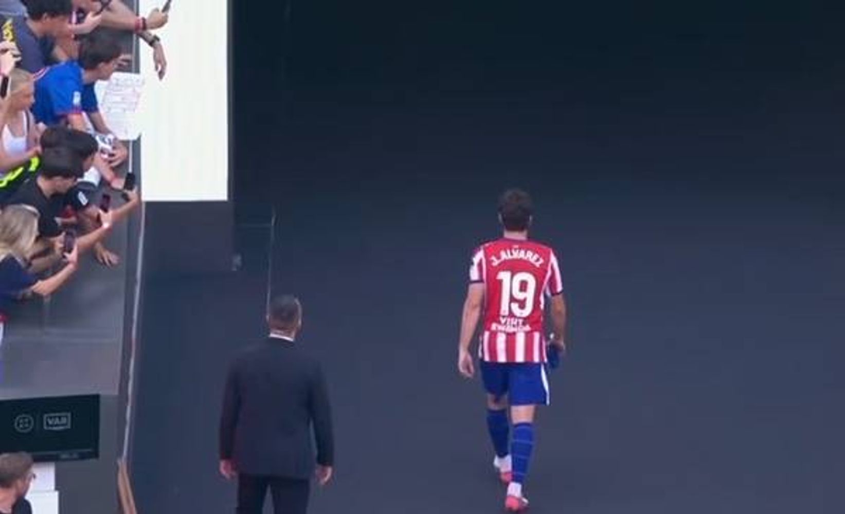 Así se retiró Julián Álvarez tras el partido del Atlético de Madrid: silbado y en soledad.