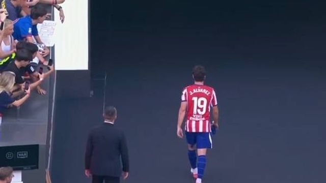 Así se retiró Julián Álvarez tras el partido del Atlético de Madrid: silbado y en soledad.