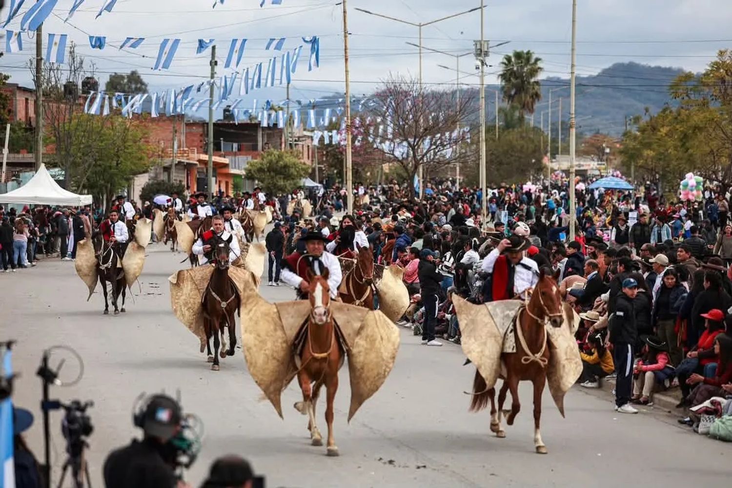 Jujuy vivió uno de sus actos más convocantes y representativos con la realización del desfile cívico, militar y gaucho en la avenida Forestal, del barrio Alto Comedero, en el marco de la conmemoración del 214° aniversario de la gesta heroica del Éxodo Jujeño.