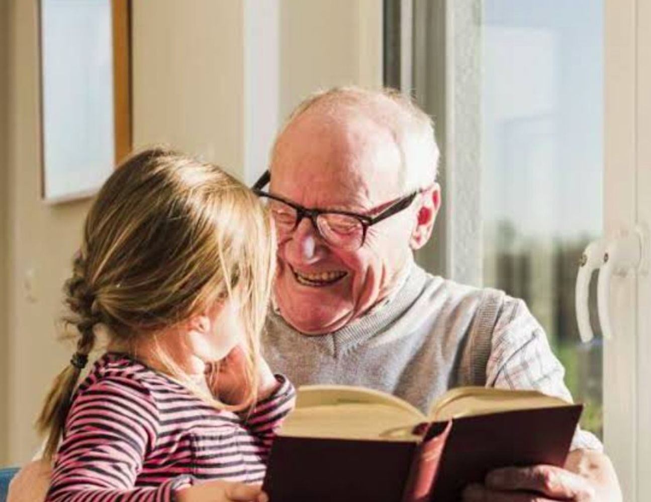 La psicología dice que las personas mayores de 60 años que repiten las mismas historias constantemente no están perdiendo la memoria, sino que seleccionan qué versión de sí mismas quieren conservar