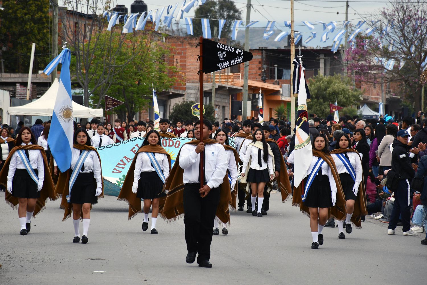 El barrio Alto Comedero de San Salvador de Jujuy fue nuevamente punto de encuentro de la comunidad para rendir homenaje a una de las páginas más importantes de la historia provincial. El segmento de las escuelas secundarias fue encabezado por la delegación del Colegio n° "Éxodo Jujeño".