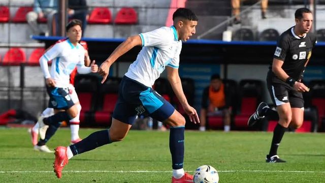 David Gallardo fue la gran figura del "Lobo" en Paraná anotando un doblete fundamental: abrió el camino del empate en el primer tiempo y anotó el 3 a 3 definitivo en el complemento tras una habilitación precisa de Octavio Bianchi.