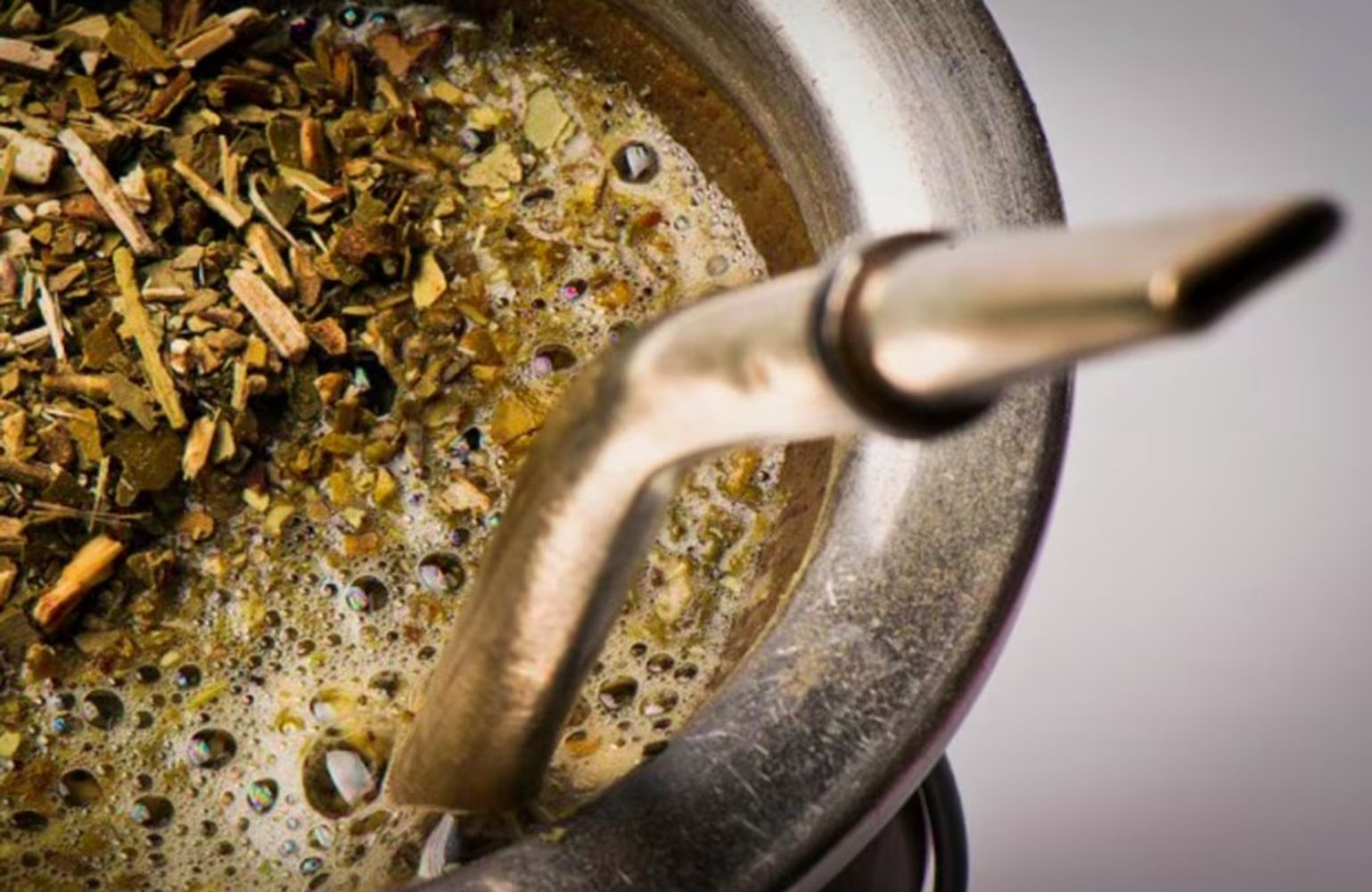 Si tenés yerba usada y cartón tenés un tesoro: podés hacer carbón ecológico para el asado