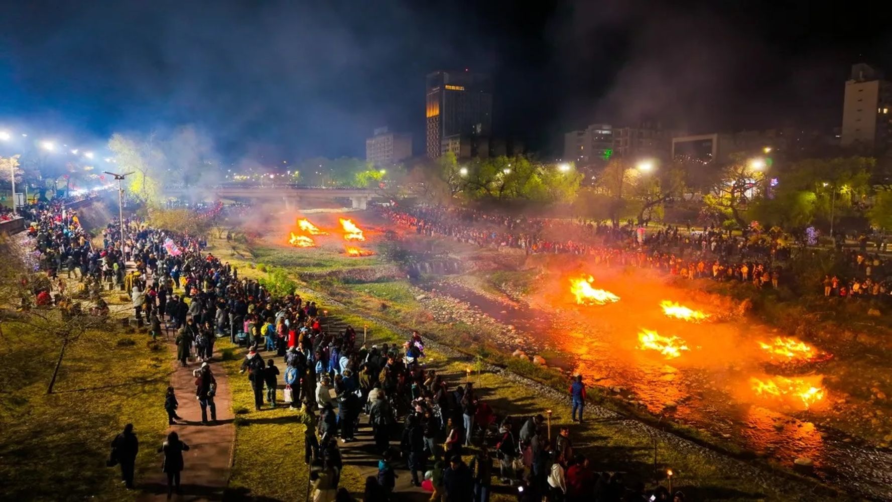 La Marcha Evocativa, que este año cumplió su 71° edición, reunió a agrupaciones gauchas y vecinos en las calles de San Salvador de Jujuy. La columna inició su recorrido en la avenida Córdoba y avanzó por el casco céntrico hasta el puente Gorriti, donde se concretó la tradicional quema simbólica de la ciudad, recreando los hechos de agosto de 1812.
