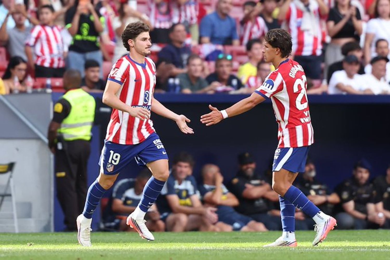 Cuando ingresó, Julián Álvarez recibió una descarga de silbidos del público de Atlético de Madrid.