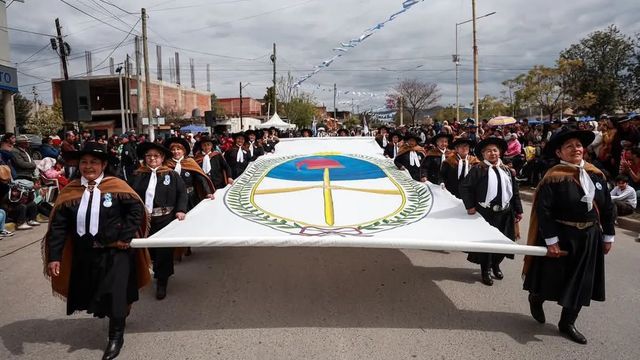 Portada por mujeres gauchas, una enorme Bandera Nacional de la Libertad Civil fue desplegada en el desfile conmemorativo del Éxodo Jujeño.