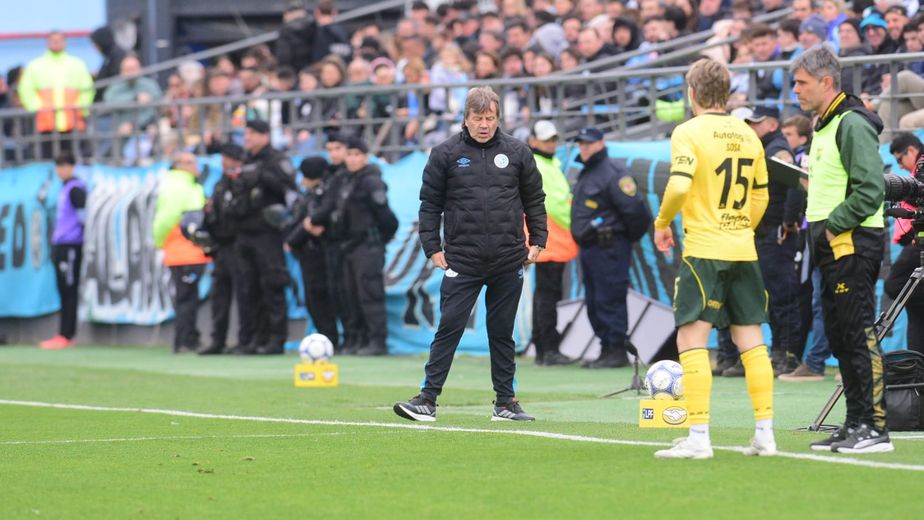 Ricardo Zielinski, director técnico de Belgrano, en el partido ante Defensa y Justicia