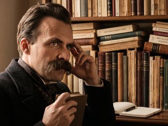 Friedrich Nietzsche, filósofo: "Solo aquel que construye el futuro tiene derecho a juzgar el pasado"