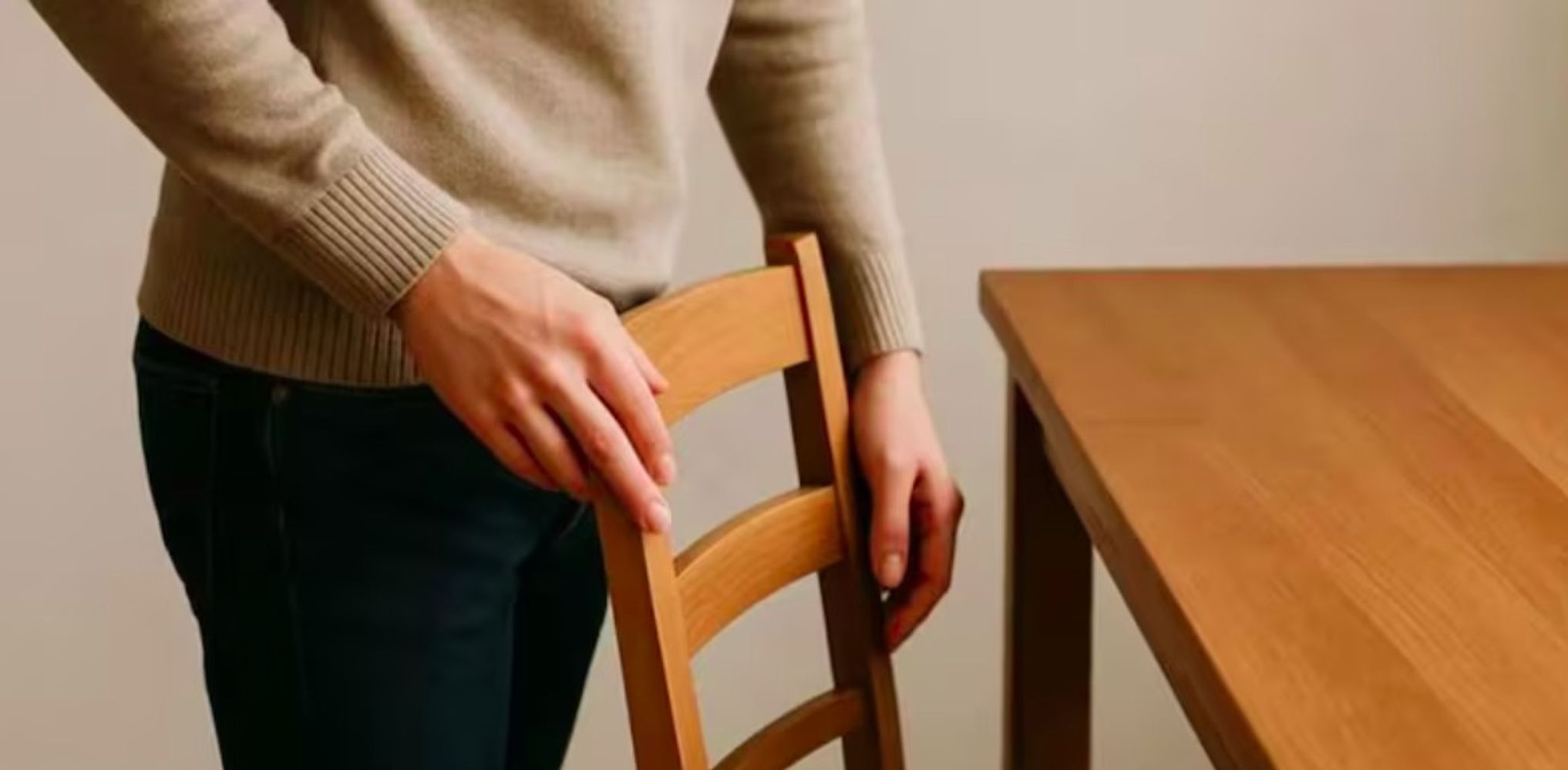 Quienes empujan su silla hacia atrás, contra la mesa, son educados y demuestran respeto por el espacio compartido, según la psicología