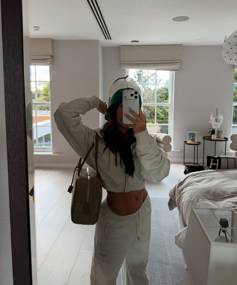 Valentina Cervantes se sumó a la tendencia del "comfy wear" y arrasó con un conjunto de su propia marca