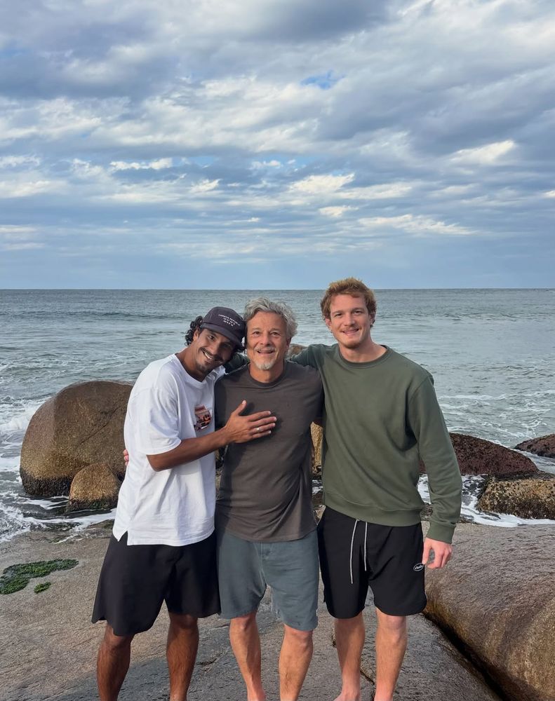 Maxwell Oliveira junto a sus dos hijos.