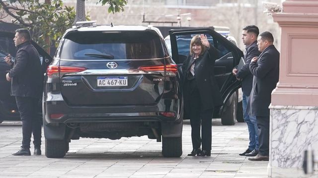 Patricia Bullrich llegando a la reunió de Gabinete