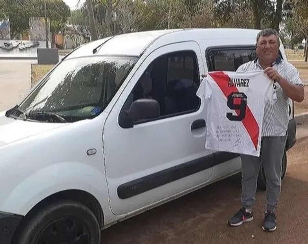  Hugo Rafael Varas, primer DT de Julián Álvarez, y la camioneta que recibió de regalo.