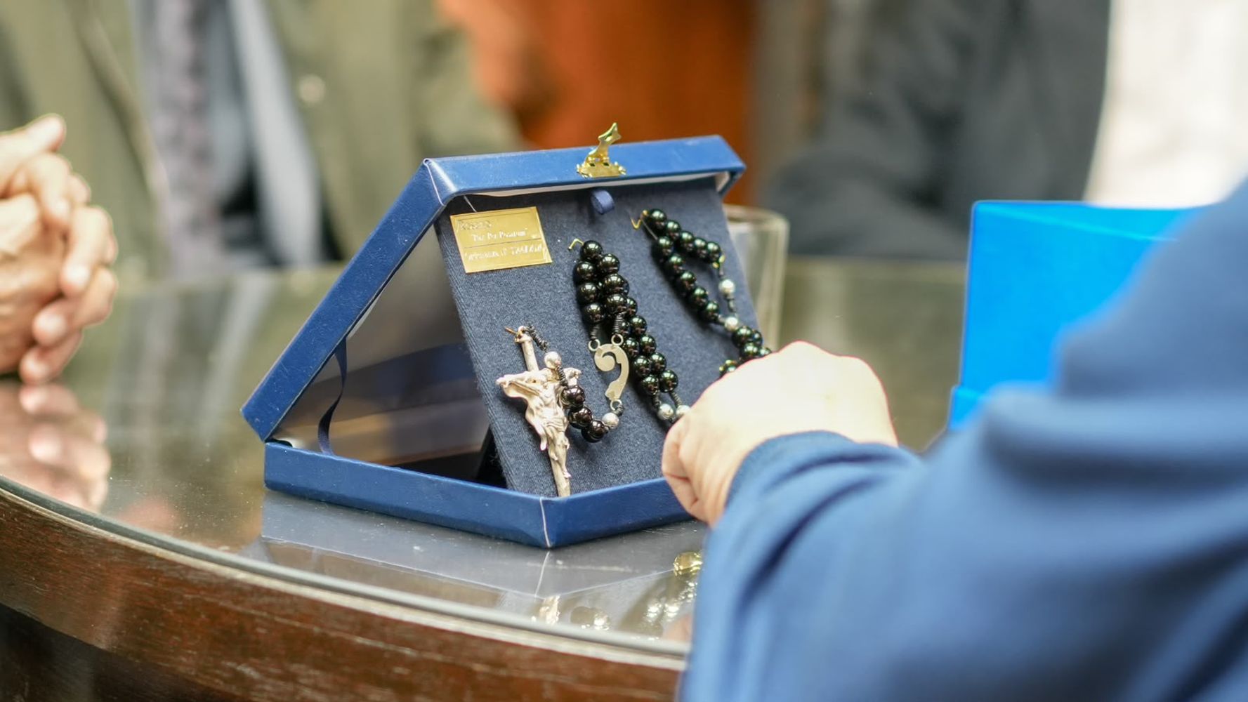 El encuentro incluyó la entrega de un rosario que será entregado al Papa León XIV.