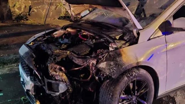 Iguazú: un cortocircuito provocó el incendio de un auto en el barrio Villa Nueva.