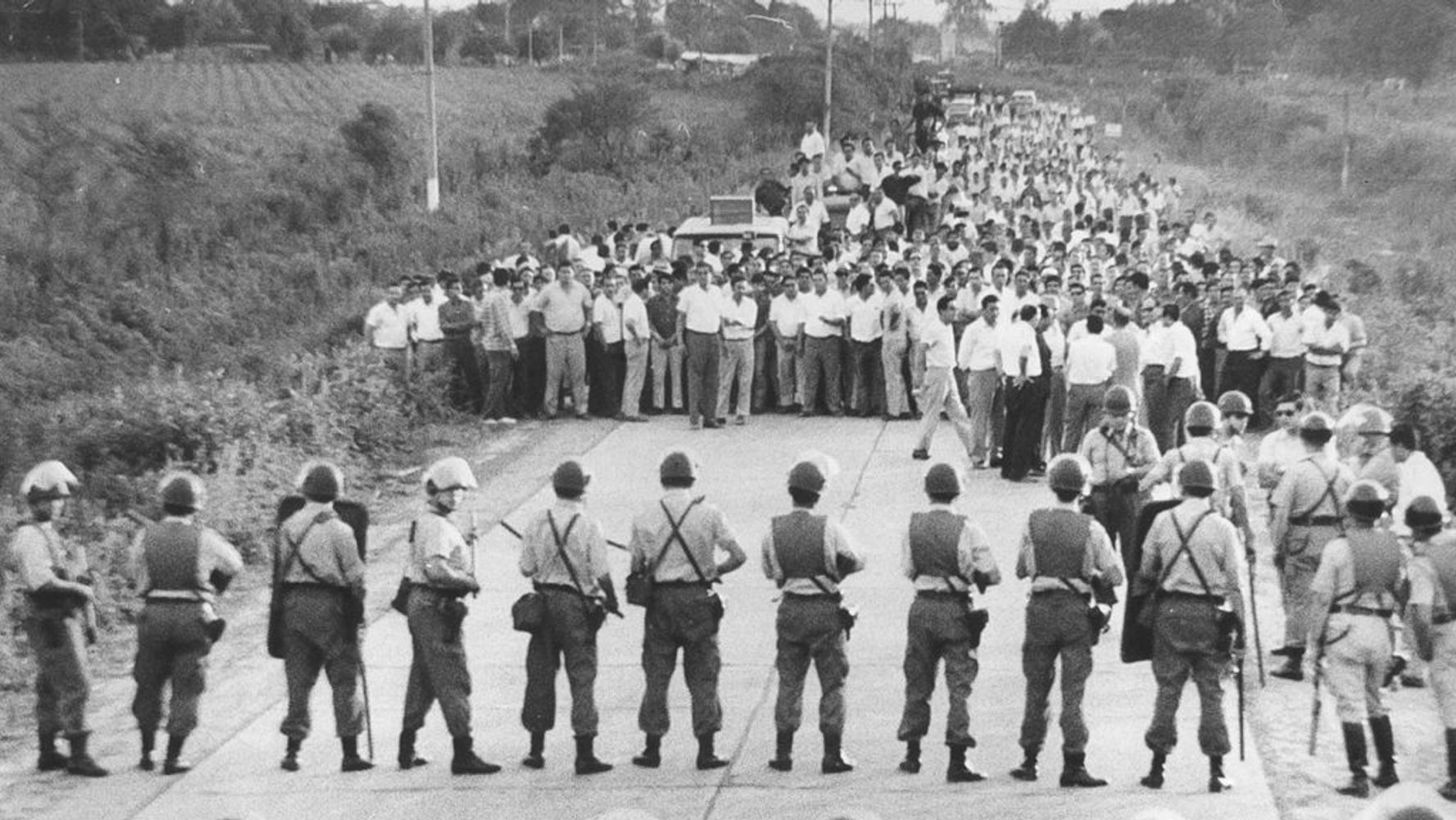 Enfrentamiento entre la policía de la dictadura de Juan Carlos Onganía y trabajadores azucareros en Tucumán, durante las protestas por el cierre masivo de ingenios.
