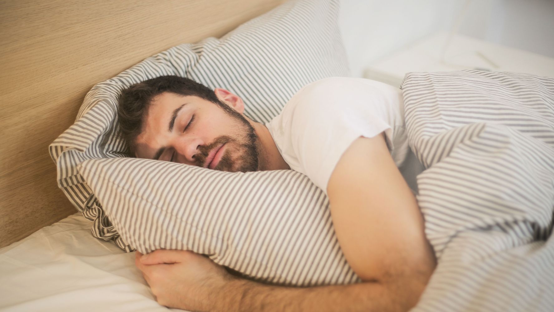 Dormir de costado.