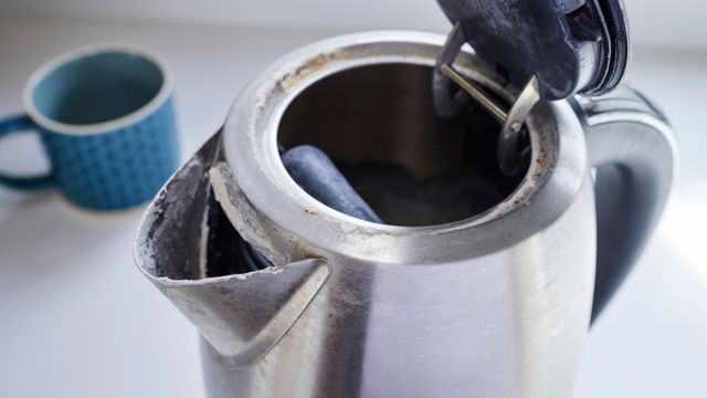 Cómo sacarle el sarro a la pava eléctrica.