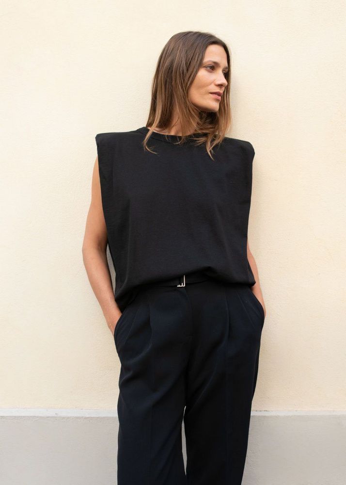 Esta primavera, los hombros ganan volumen y recuperan uno de los códigos más reconocibles de la moda vintage. La clave está en cómo combinarlos.