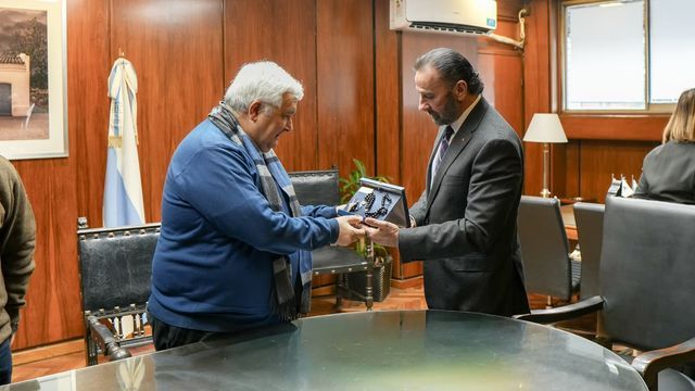 Fernando Juri hizo entrega formal del obsequio al Arzobispo de Tucumán, monseñor Carlos Sánchez.