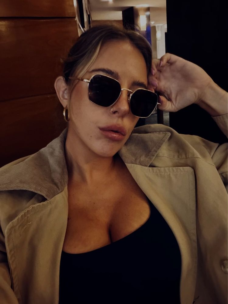 Campera "bomber", abrigo con corderito y tapado color verde oliva: las claves de Nati Jota para los looks de invierno