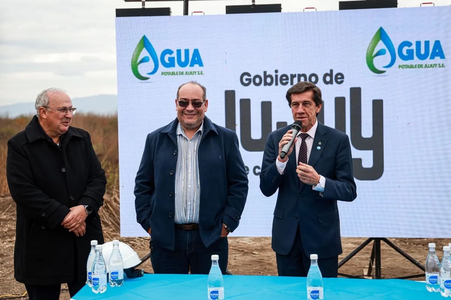 Acompañado por el presidente de Agua Potable de Jujuy, Juan Carlos García (izq.) y el intendente palpaleño Rubén Rivarola, el gobernador Sadir puso en marcha la obra cloacal que permitirá conectar a 20.000 nuevas cuentas en Alto Comedero y Palpalá.
