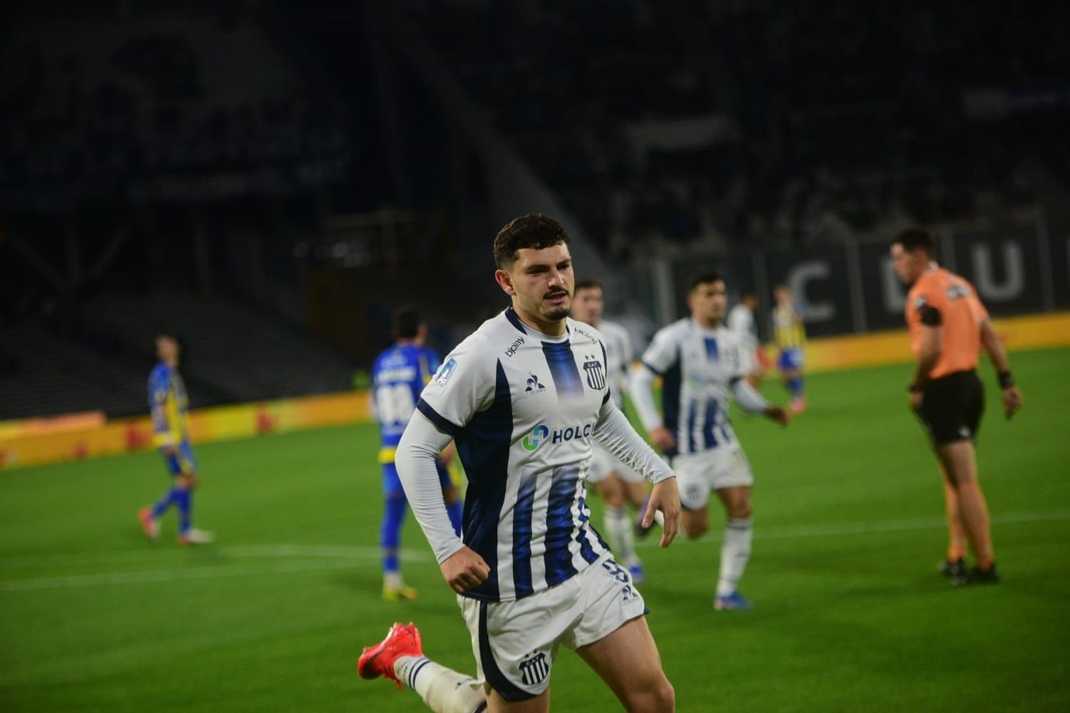 El "Canario" Álvarez Martínez puso a Talleres arriba ante Central.