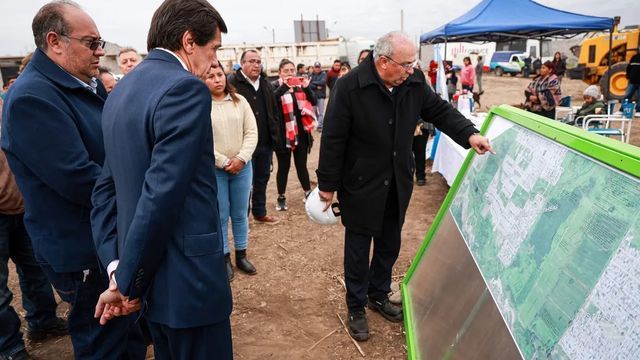 El presidente de Agua Potable de Jujuy, Juan Carlos García, explica a las autoridades y vecinos las características principales del proyecto del colector cloacal que se construirá entre Alto Comedero y Palpalá.