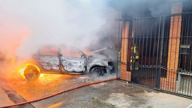 El fuego se originó en un automóvil estacionado en avenida Silvano Bores al 900.