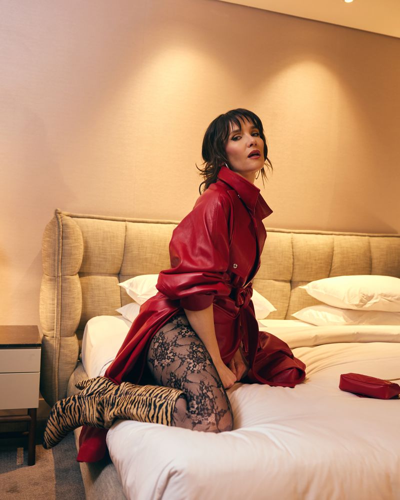 Tapado de cuero, medias de encaje y botas animal print: Natalia Oreiro apostó por el color rojo y arrasó con un audaz look