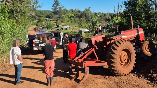 Tragedia en 25 de Mayo: un motociclista murió y su acompañante quedó gravemente herido tras chocar con un tractor.