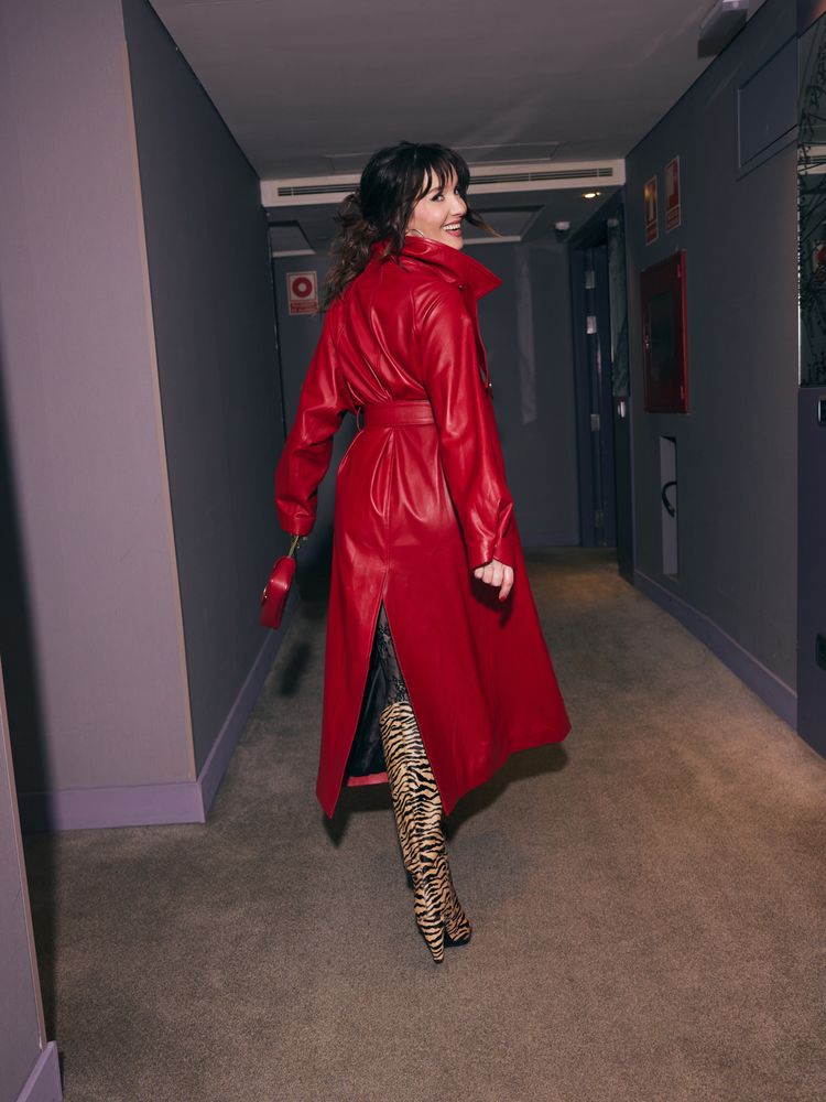 Tapado de cuero, medias de encaje y botas animal print: Natalia Oreiro apostó por el color rojo y arrasó con un audaz look