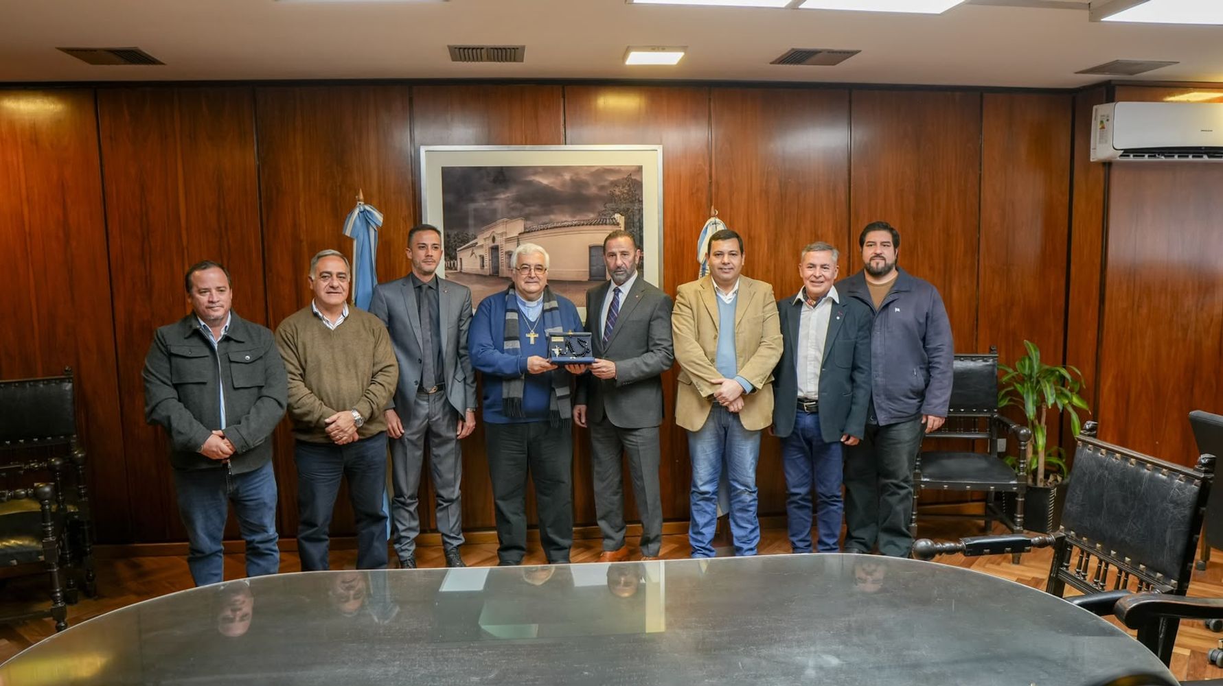 Monseñor Carlos Sánchez se comprometió a trasladarlo en su próximo viaje a la Santa Sede.